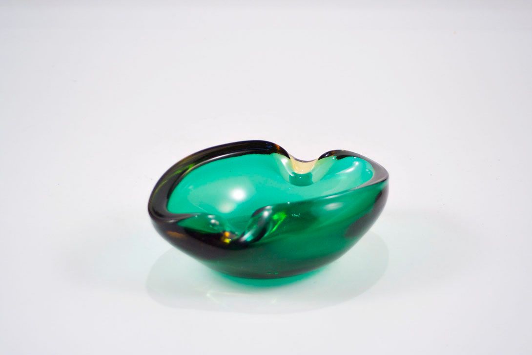 Foto Smooth Shaped Glass Ashtray, Pale Warm Green