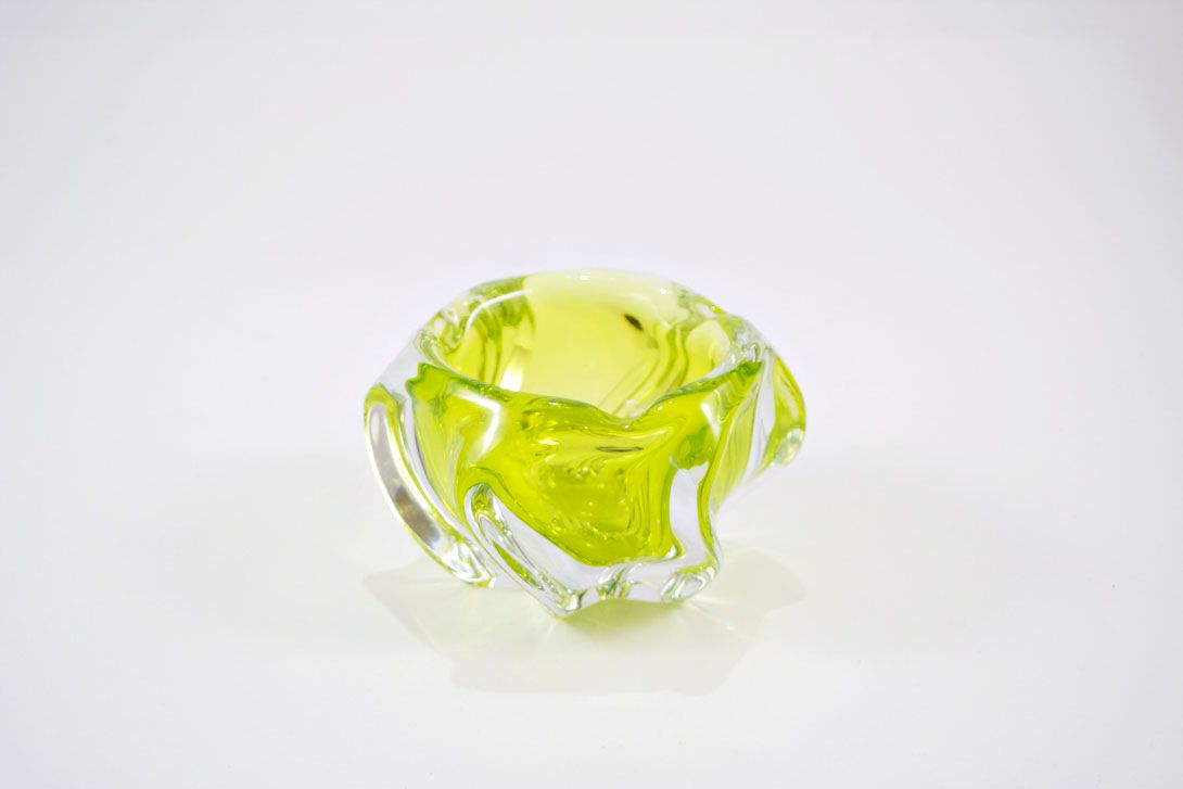 Foto Transpoarent/Yellow Glass Ashtray, Edgy Irregular Shape