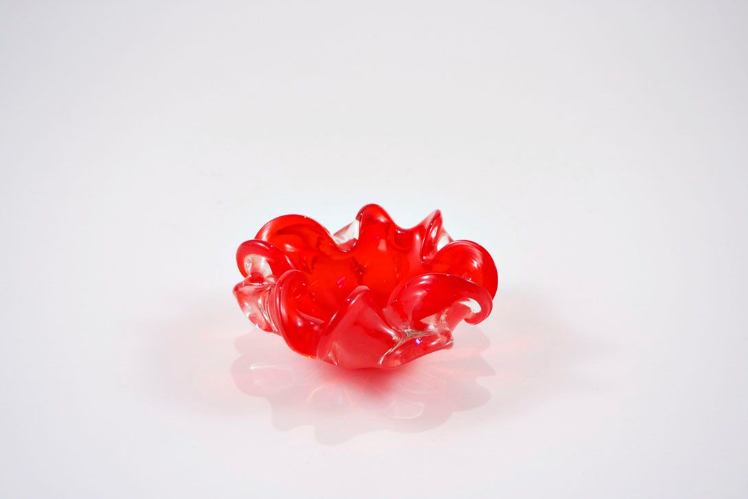 Foto Glass Ashtray, Red Inside, Everted  Edge, Exotic Flower Shape