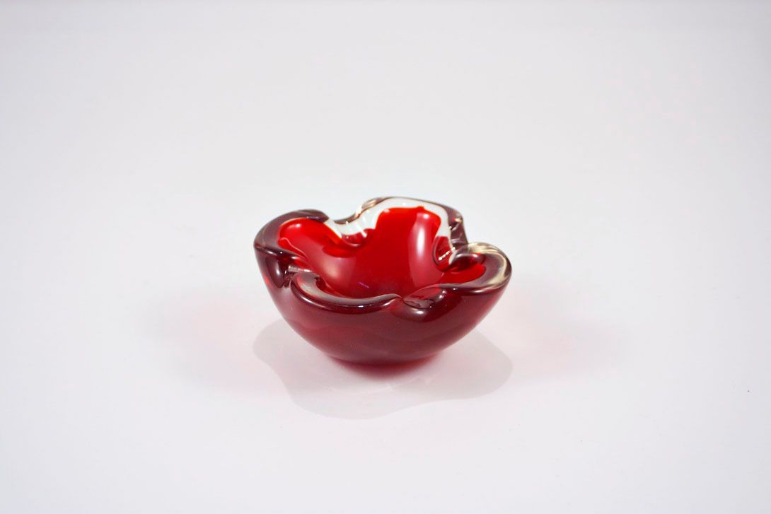 Foto Transparent Glass Ashtray, Red Inside, Bowl-Shape With Four-Pointed Everted Edge