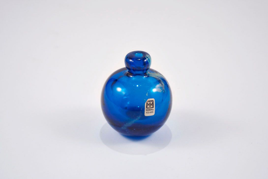 Foto Small Round Blue Glass Bottle h7