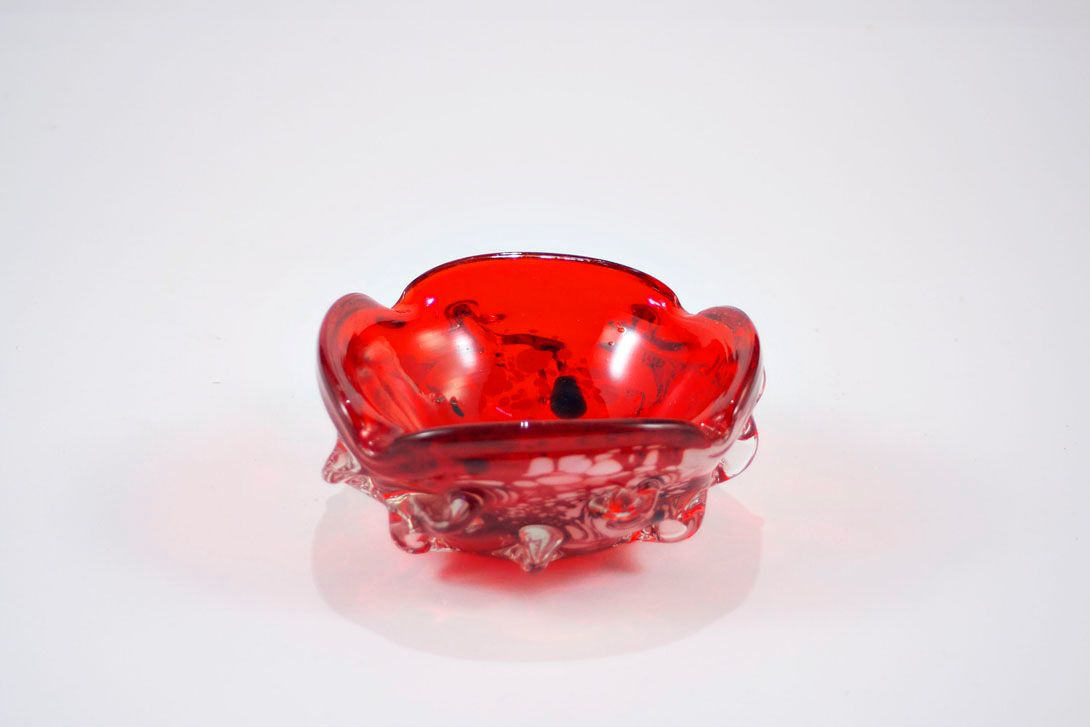 Foto Glass Ashtray, Transparent With Red Red Inside, Organic Shape With Irregular Pimples