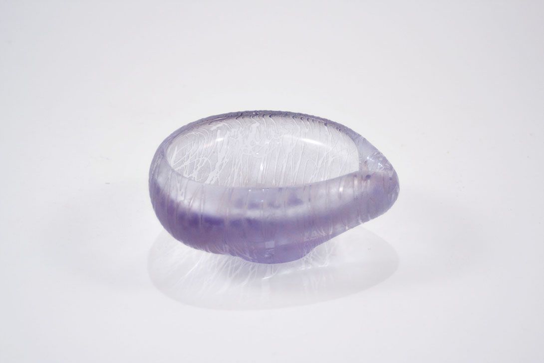 Foto Matte Glass Ashtray, Smooth Shape, Pale Lilac, Polished Lines Decor