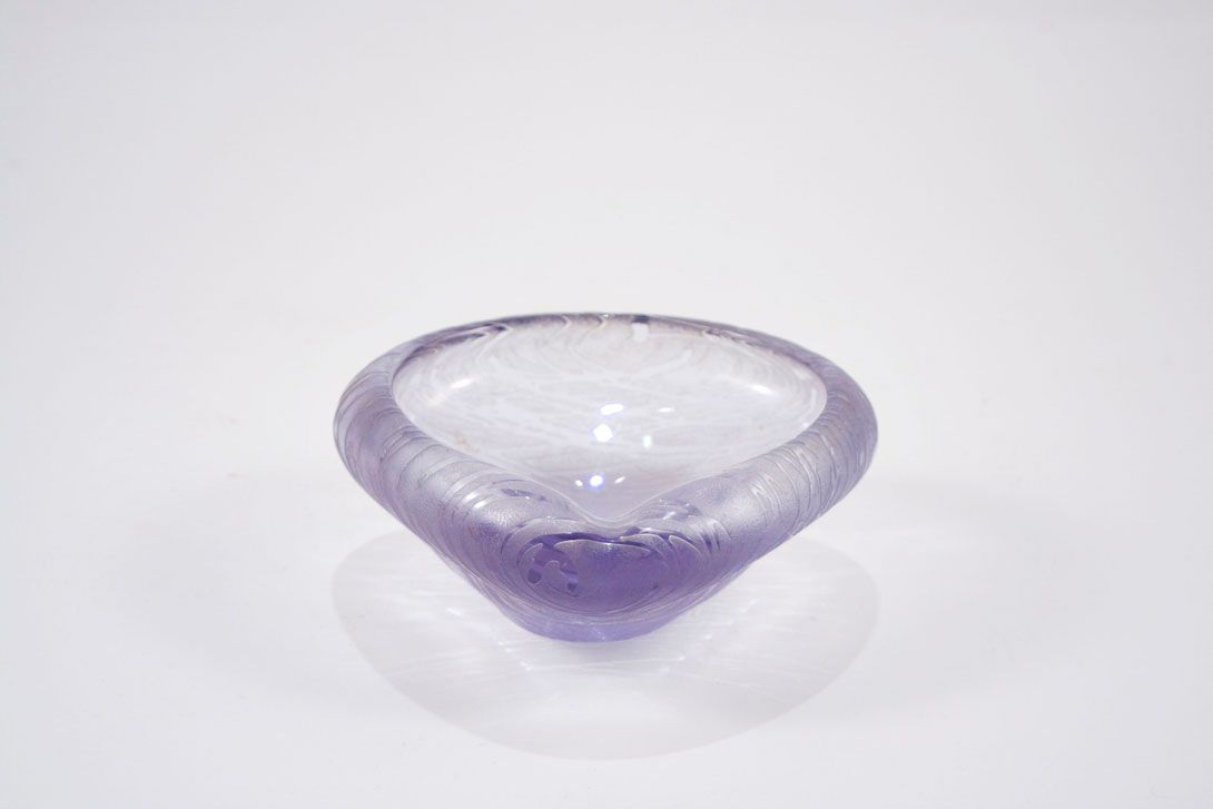 Foto Matte Glass Ashtray, Smooth Shape, Pale Lilac, Polished Lines Decor
