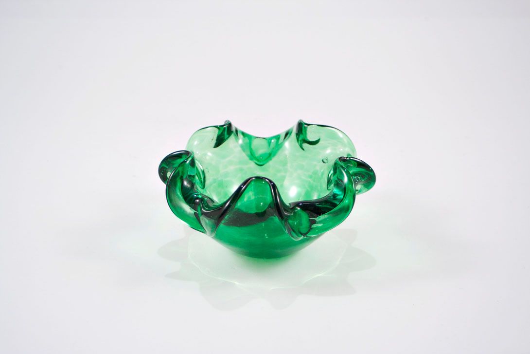 Foto Glass Ashtray, Grass Green, Playful Crimped Edge