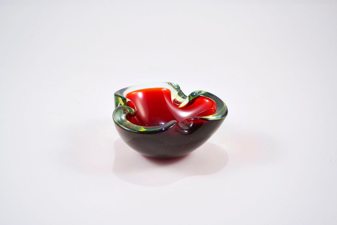 Foto Glass Ashtray, Thick-Walled, Transparent With Deep Red Inside, Three-Leaved Flower Shape With Everted Edge