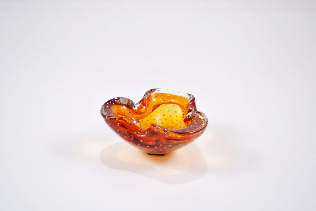 Foto Nubbled Glas Ashtray, Orange/Foxy Red, Three-Leaved Flower Shaped, Everted Edge
