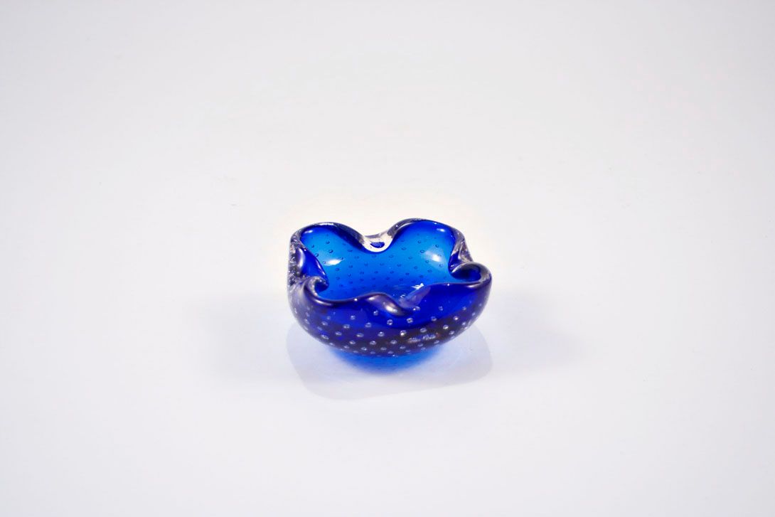 Foto Nubbly Glass Ashtray, Cobalt Blue, Four-Leaved Flower Shape, Everted Edge