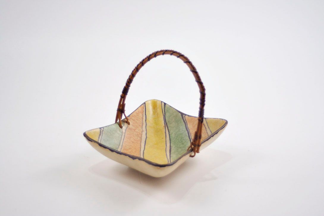 Foto Angular Ceramic Bowl, Wooden Handle