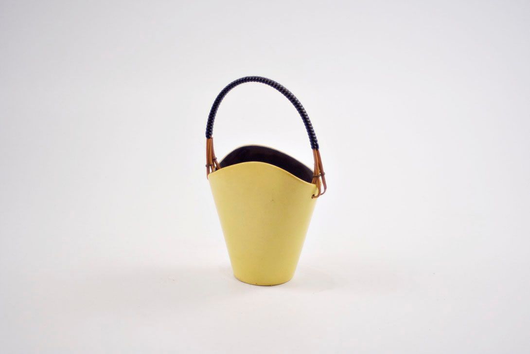 Foto Pale Yellow Bowl with Handle