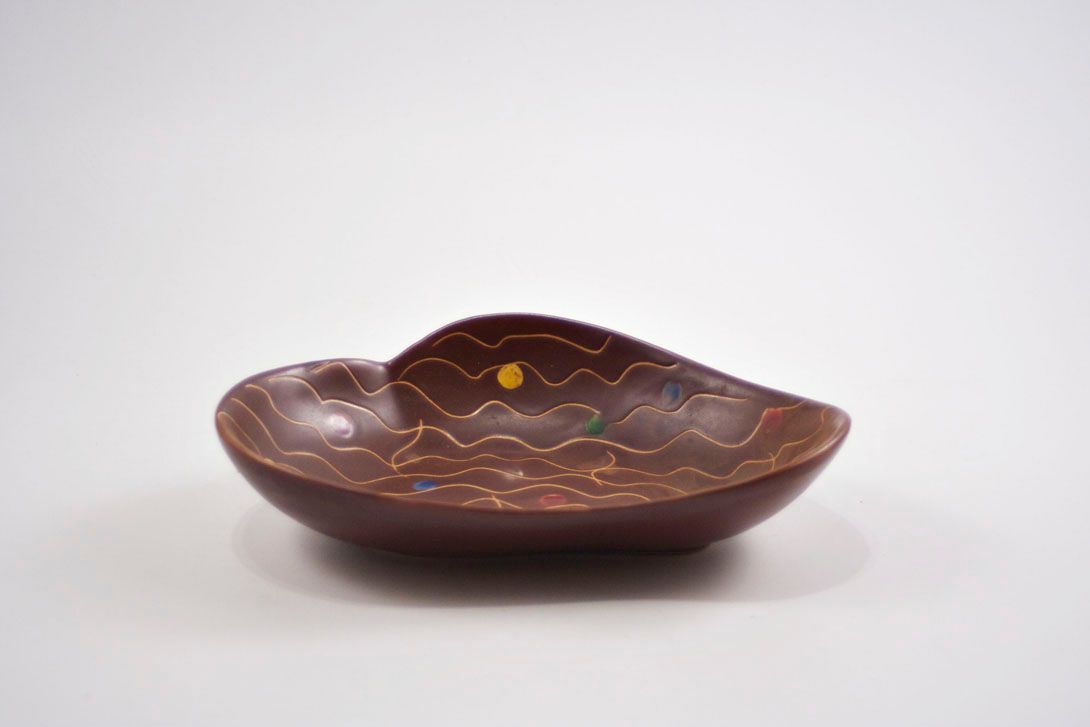 Foto Brown Cloud-Shaped Ceramic Bowl with Scratched Wavy Decor and Multicoloured Dots