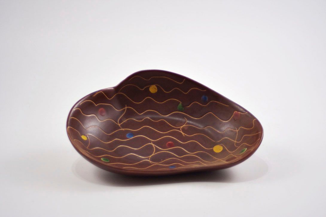 Foto Brown Cloud-Shaped Ceramic Bowl with Scratched Wavy Decor and Multicoloured Dots