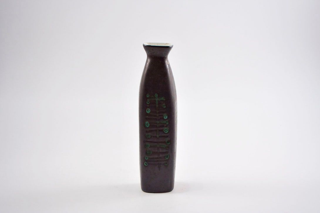 Foto Ceramic Vase With Green Engraved Details h27 A4