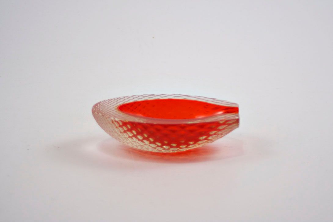 Foto Glass Ashtray, Transparent With Red Inside, Halved Avocado Shape