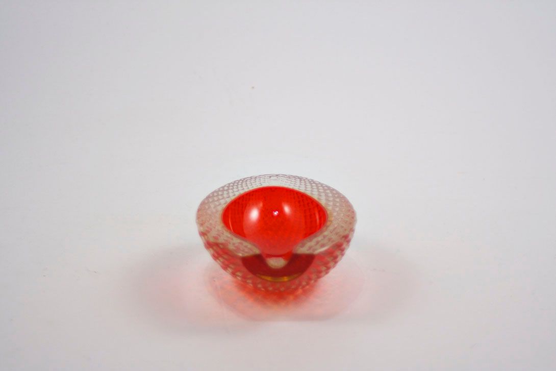Foto Glass Ashtray, Transparent With Red Inside, Halved Avocado Shape