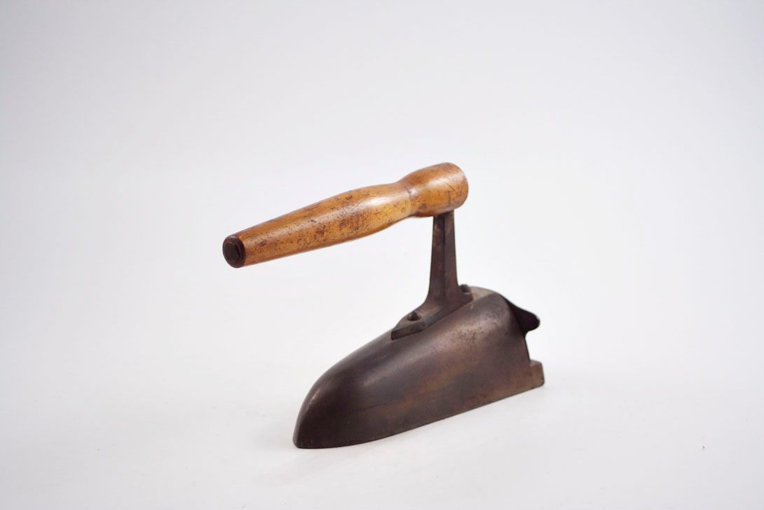 Foto Antique Iron with Long Smooth Wooden Handle Schlesien 1865 h10x26x17