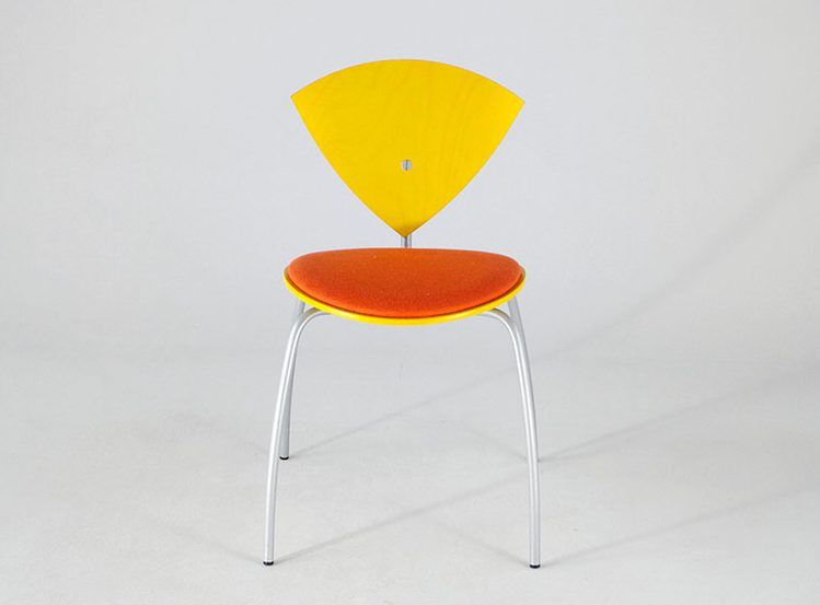 Foto Wooden Qunice Yellow Kitchen Chair with Orange Seat Cushion and Metal X-Base Inspired by Memphis 1979