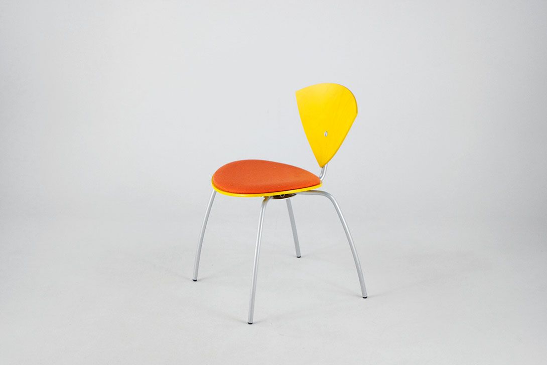 Foto Wooden Qunice Yellow Kitchen Chair with Orange Seat Cushion and Metal X-Base Inspired by Memphis 1979