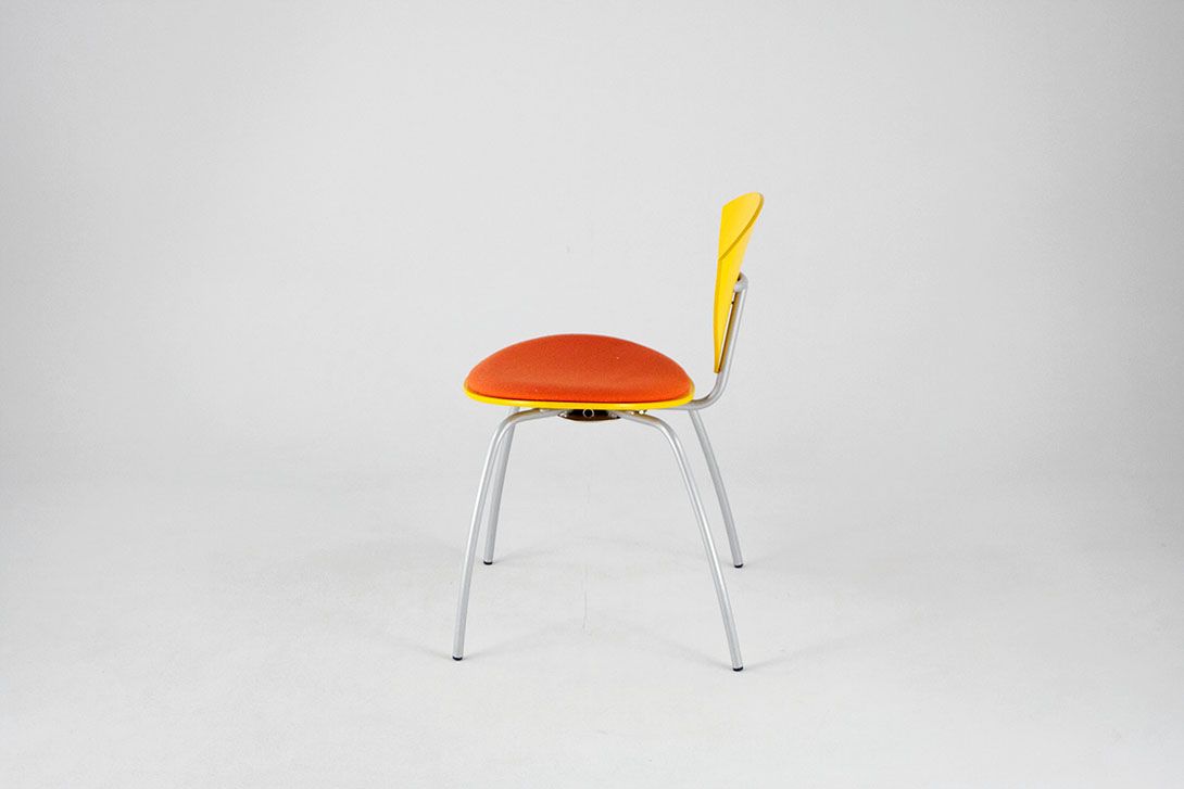 Foto Wooden Qunice Yellow Kitchen Chair with Orange Seat Cushion and Metal X-Base Inspired by Memphis 1979