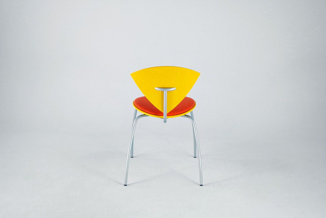Foto Wooden Qunice Yellow Kitchen Chair with Orange Seat Cushion and Metal X-Base Inspired by Memphis 1979