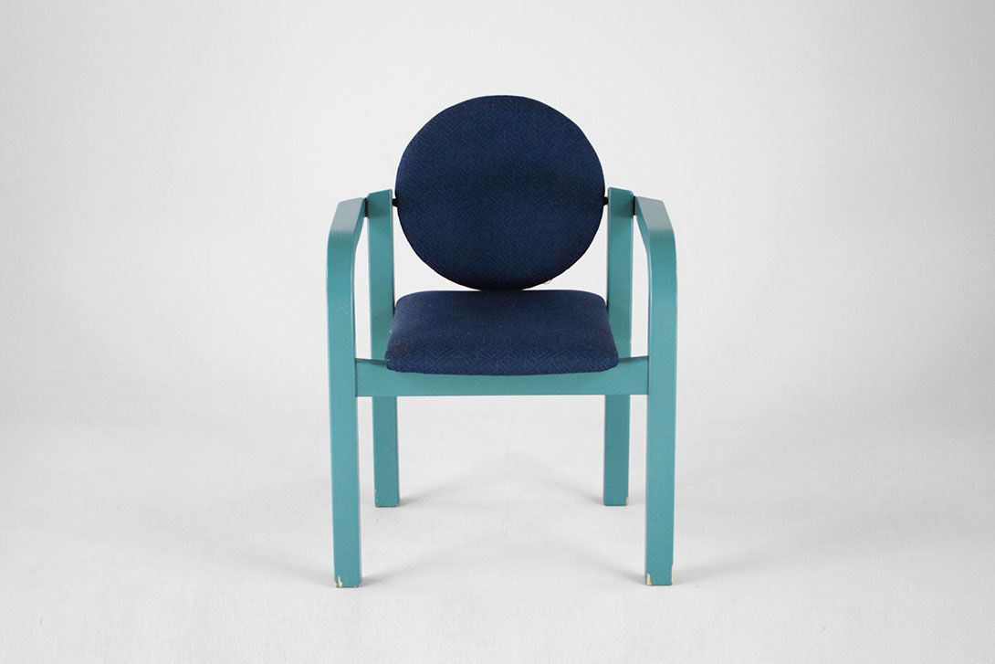 Foto Fresh Blue Wooden Comfort Chair with Navy Upholstry Memphis 1982