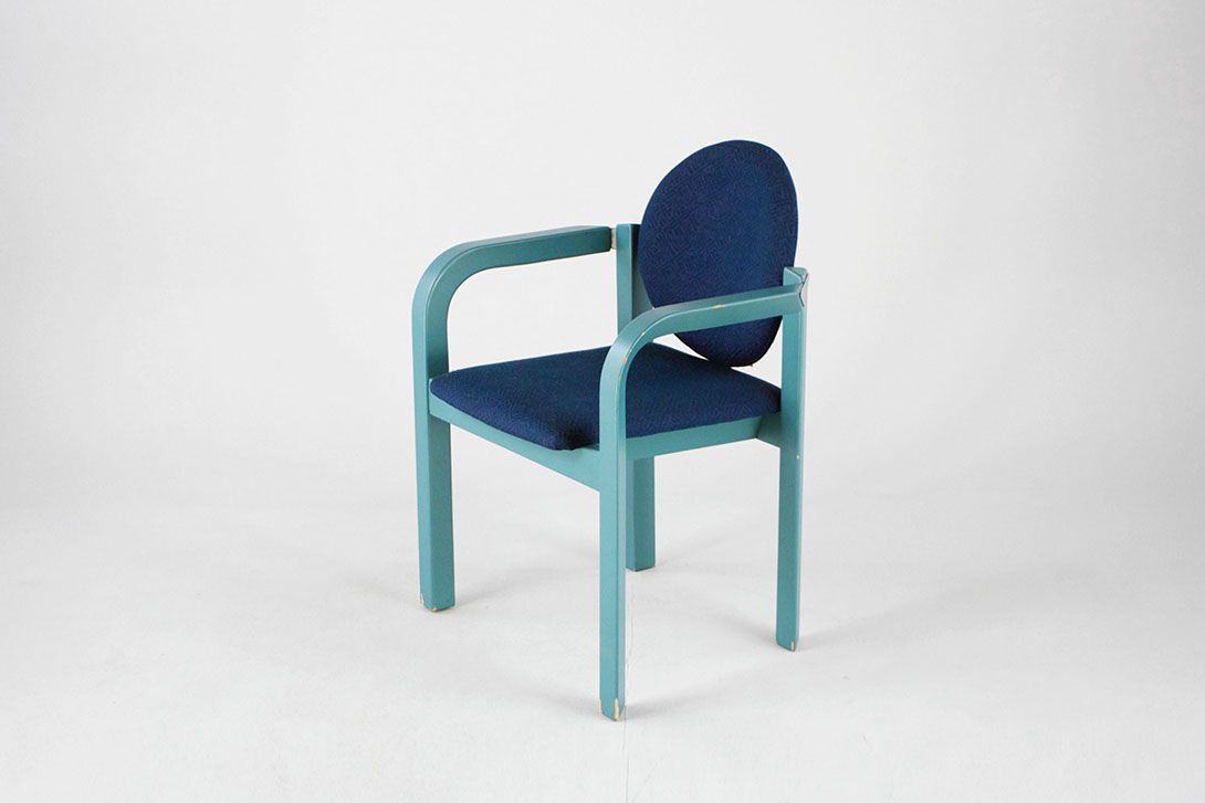 Foto Fresh Blue Wooden Comfort Chair with Navy Upholstry Memphis 1982