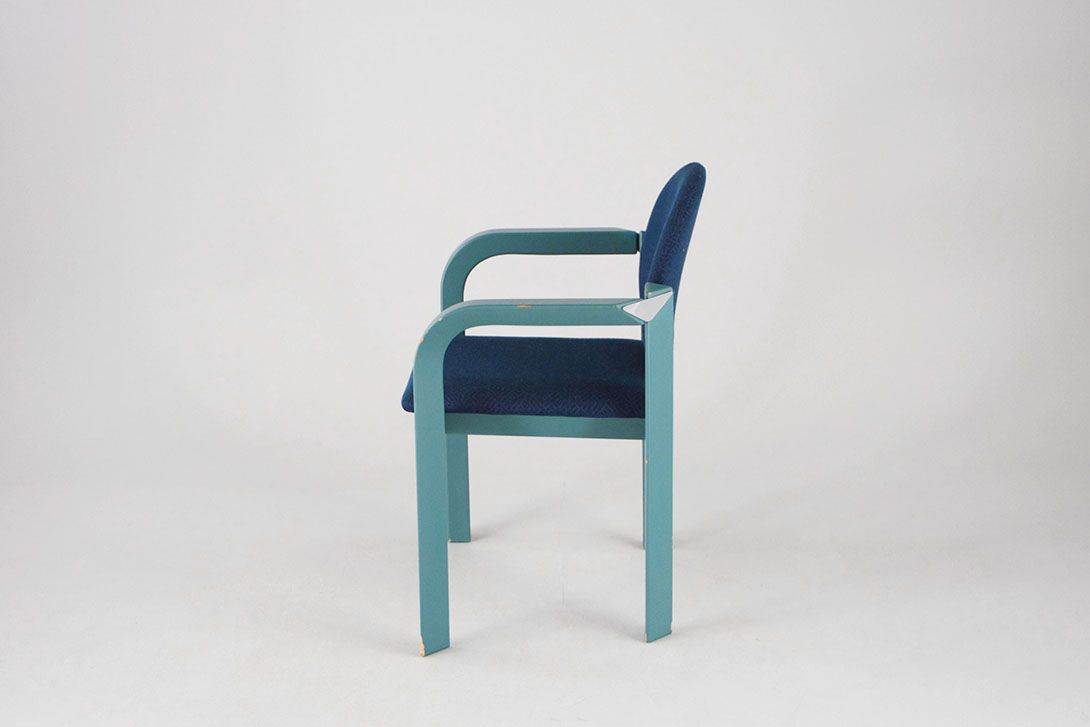 Foto Fresh Blue Wooden Comfort Chair with Navy Upholstry Memphis 1982
