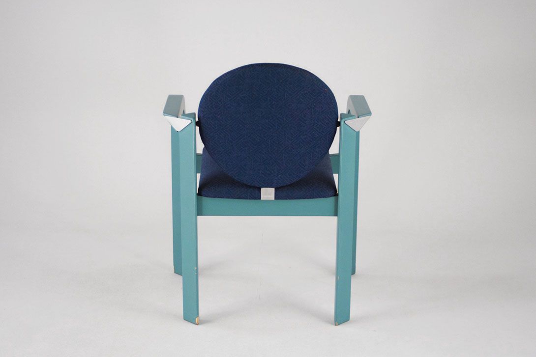 Foto Fresh Blue Wooden Comfort Chair with Navy Upholstry Memphis 1982
