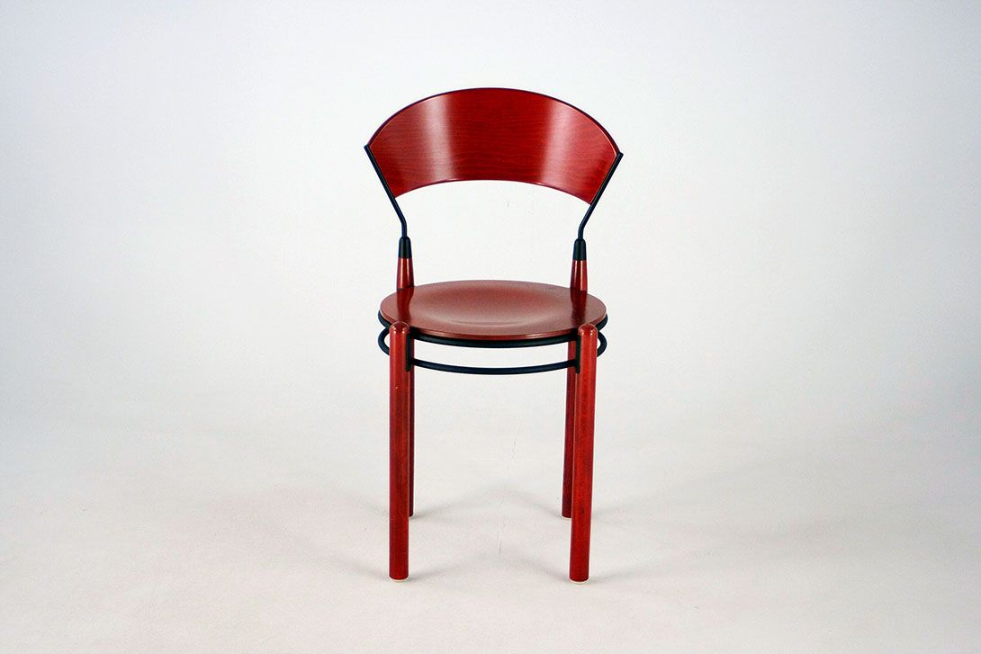 Foto Pinot Noir Red Wooden Chair with Circular Seat Memphis 1985