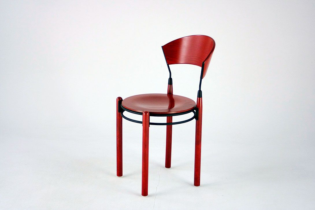 Foto Pinot Noir Red Wooden Chair with Circular Seat Memphis 1985