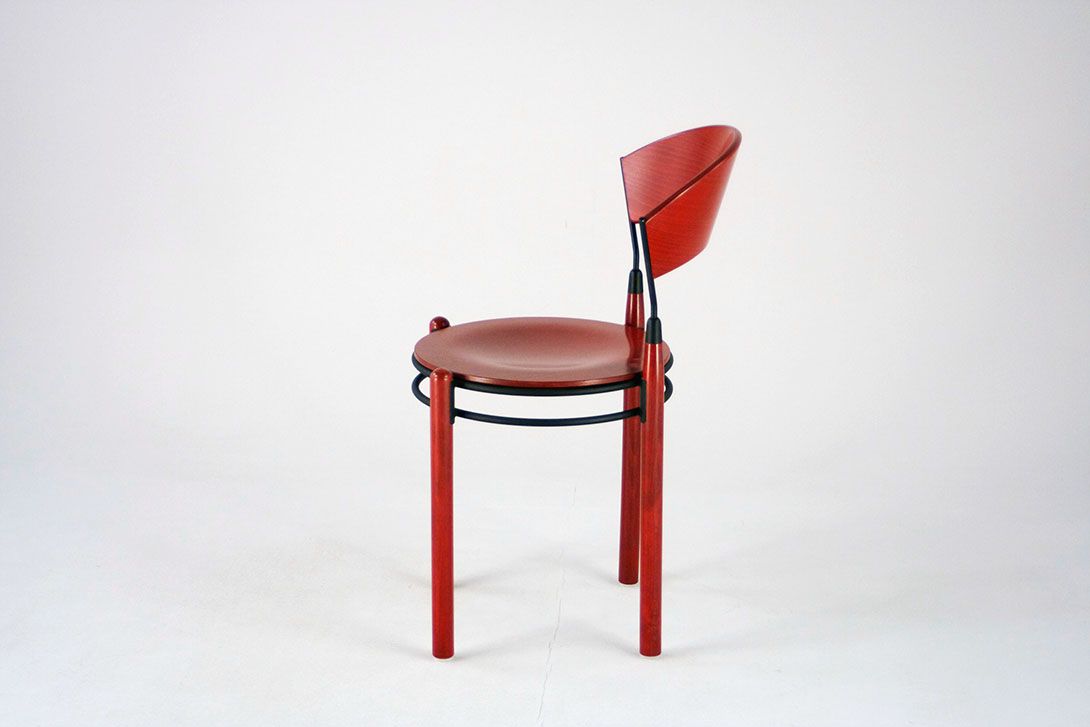 Foto Pinot Noir Red Wooden Chair with Circular Seat Memphis 1985