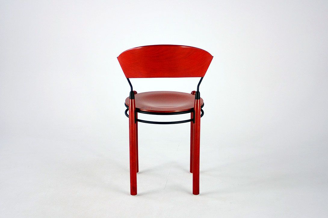 Foto Pinot Noir Red Wooden Chair with Circular Seat Memphis 1985