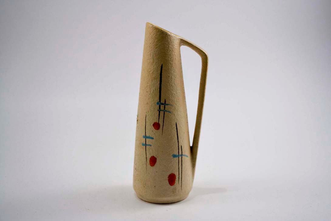 Foto 50&#8217;s Ceramic Table Vase with Handle, Lines &#038; Dots h26 B4