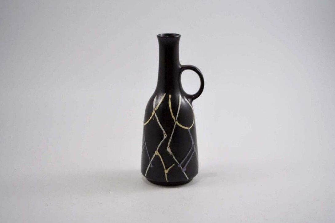 Foto Ceramic Table Vase with small Handle, Black &#038; freestyle lined h20 B4