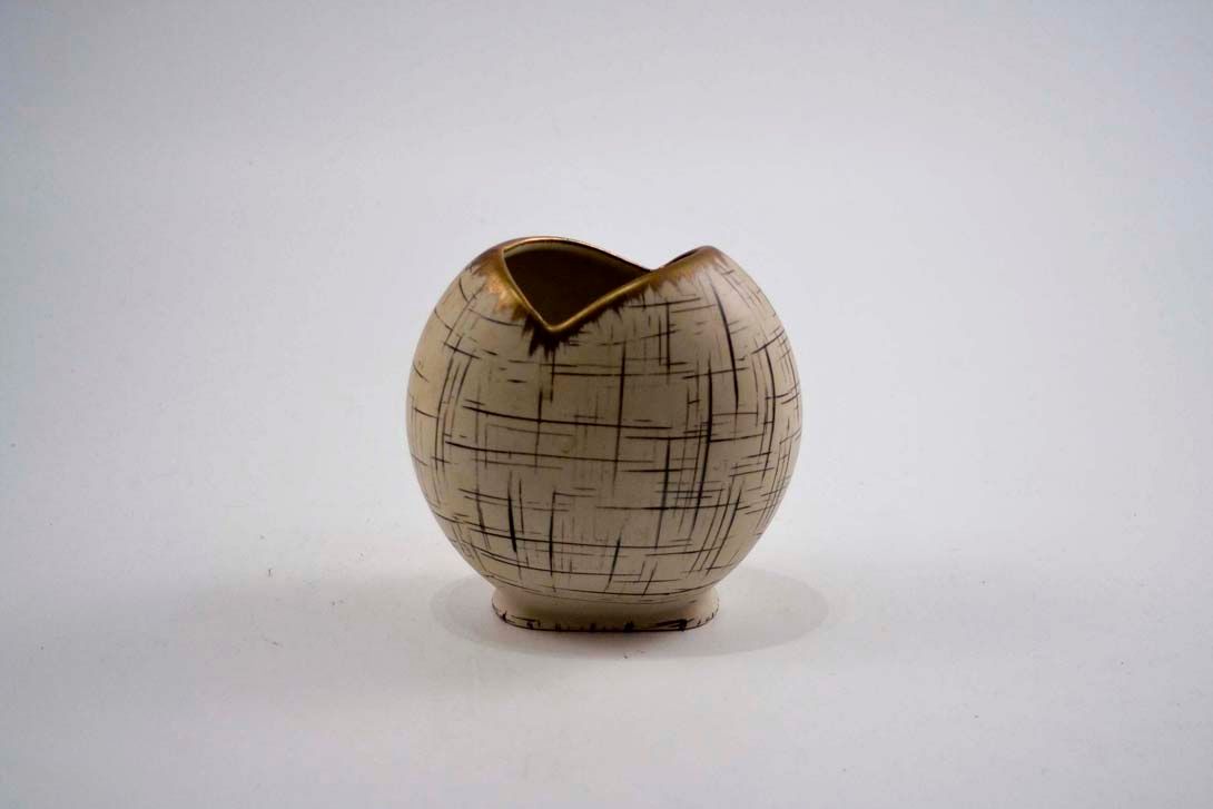 Foto Beige Ball Shaped Ceramic Vase Crosshatched h14 A5