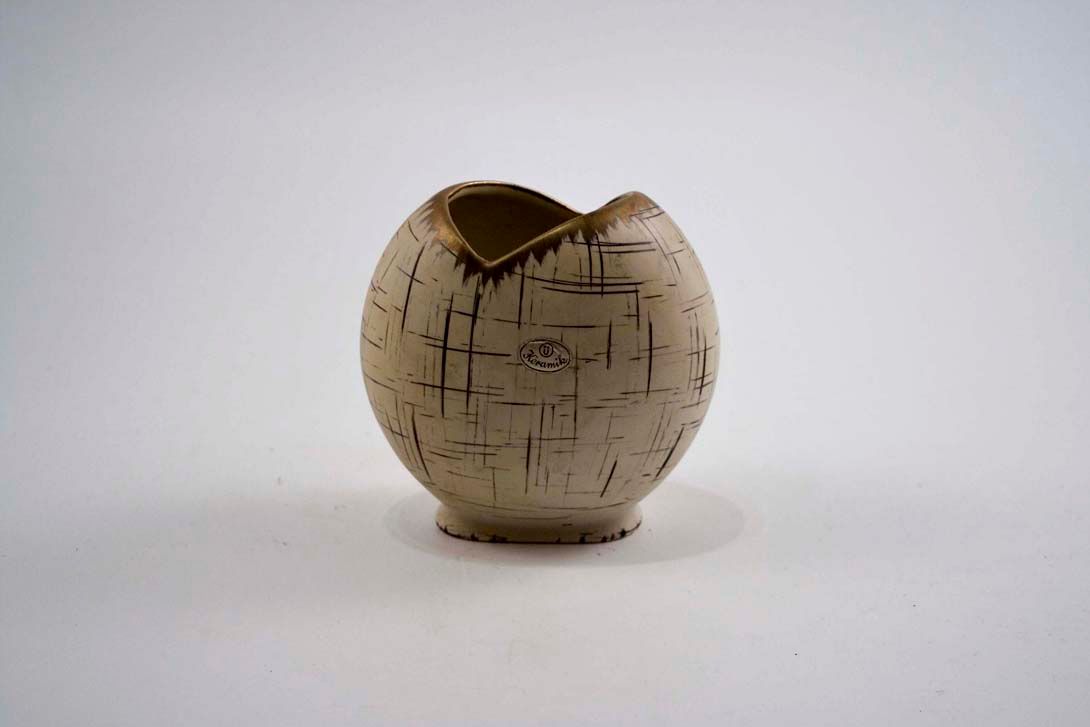 Foto Beige Ball Shaped Ceramic Vase Crosshatched h14 A5