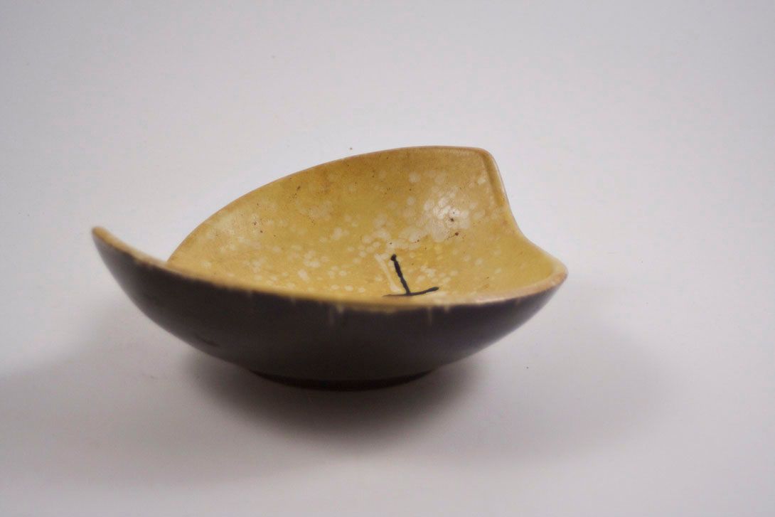 Foto Cream Yellow Ceramic Bowl with Crucifix Pattern 1952