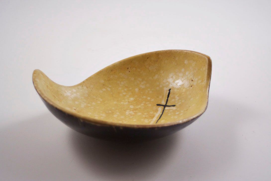 Foto Cream Yellow Ceramic Bowl with Crucifix Pattern 1952