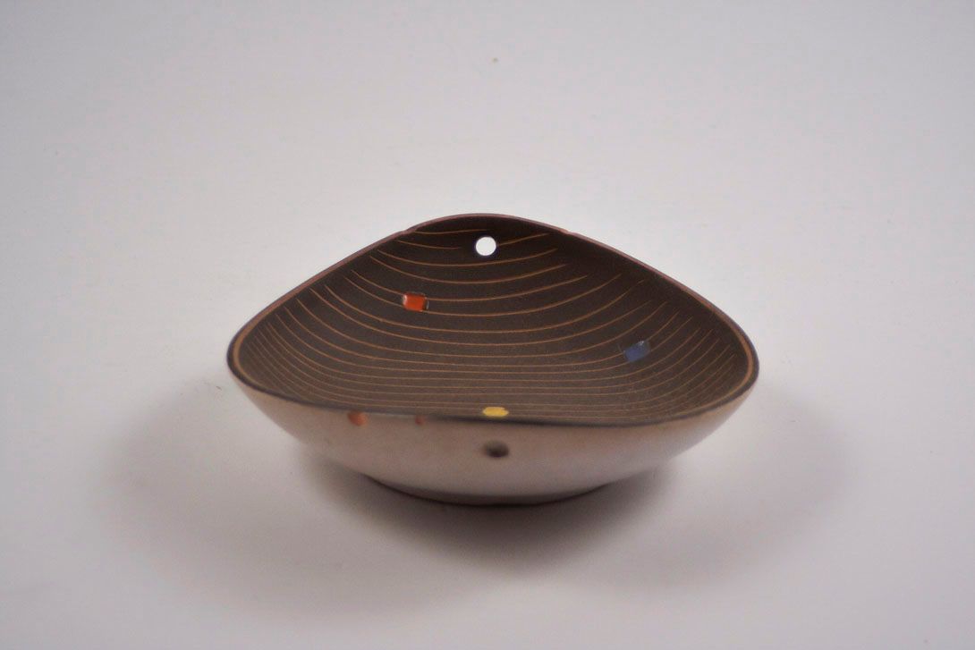 Foto Triangular Ceramic Bowl, Beige Outside, Dark Brown Lined Inside with Multicoloured Dots, 1958
