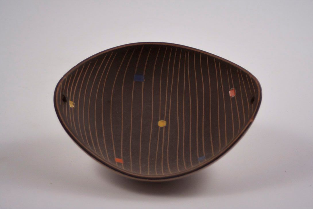Foto Triangular Ceramic Bowl, Beige Outside, Dark Brown Lined Inside with Multicoloured Dots, 1958