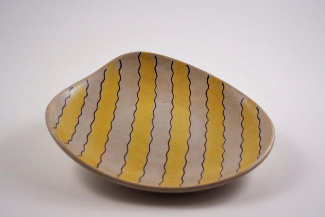 Foto Ceramic Plate / Flat Bowl, Yellow Wavy Stripe Decor, 1966
