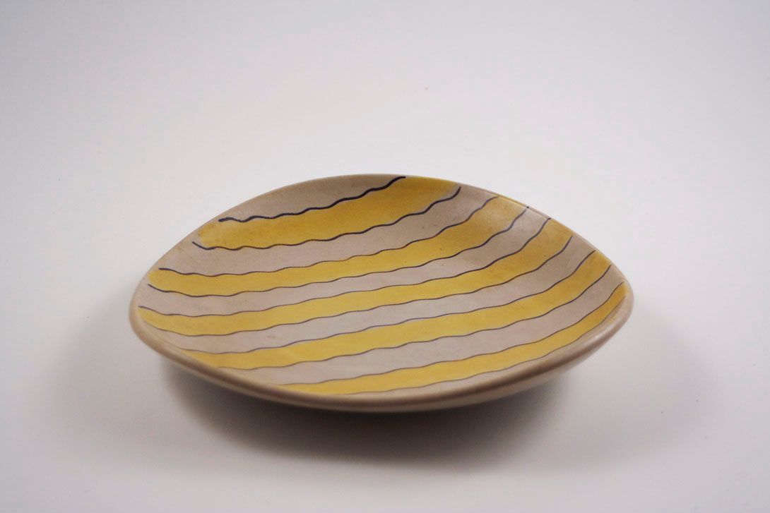 Foto Ceramic Plate / Flat Bowl, Yellow Wavy Stripe Decor, 1966