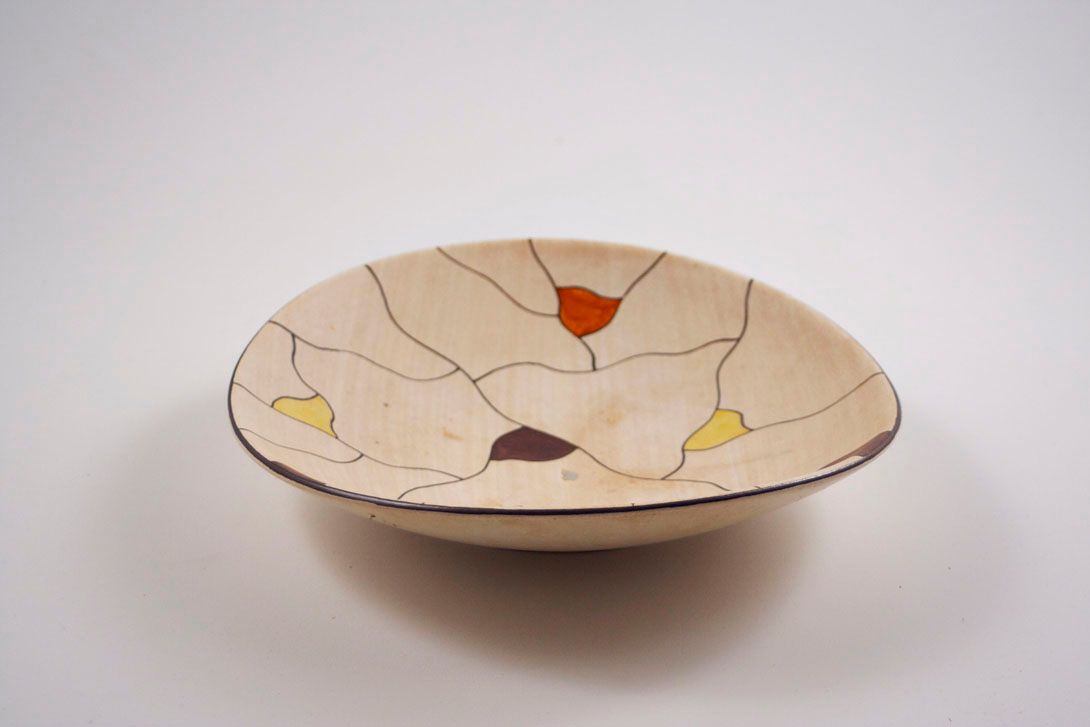 Foto Beige Triangular Ceramic Bowl, Black Painted Cracked Decor, 1957