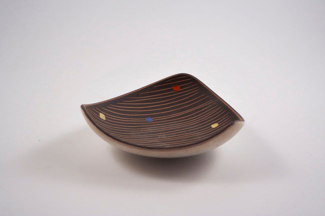 Foto Triangular Ceramic Bowl, Black with Blue/Yellow/Red Dots and Scratched Lines, 1961