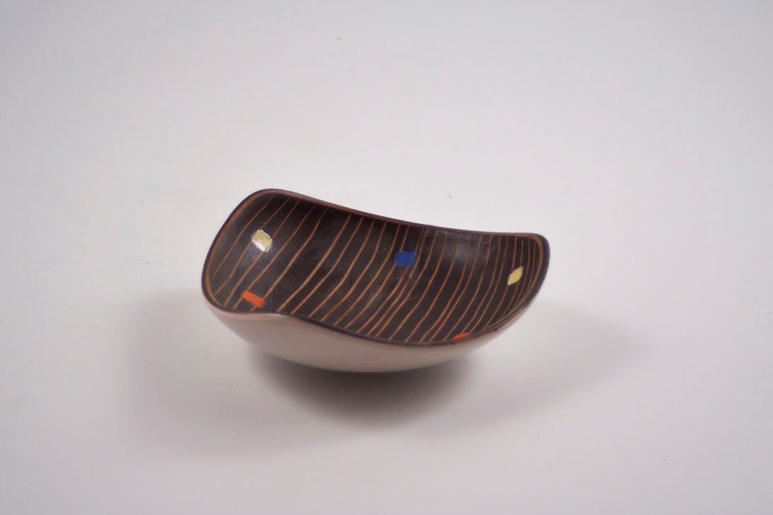 Foto Triangular Ceramic Bowl, Black with Blue/Yellow/Red Dots and Scratched Lines, 1961