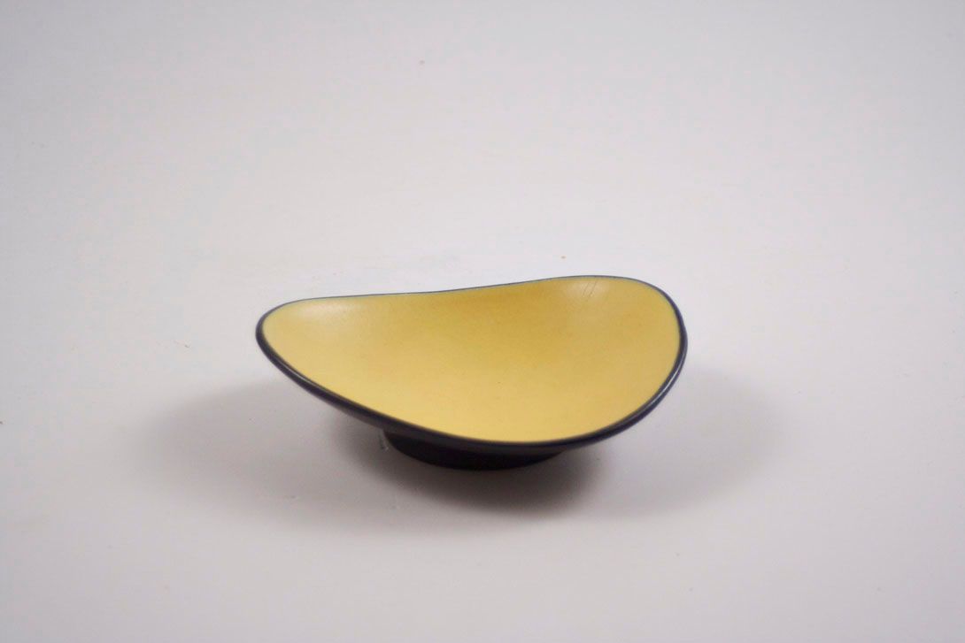 Foto Triangular Ceramic Bowl Black Outside Yellow Inside Karlsruhe 1958
