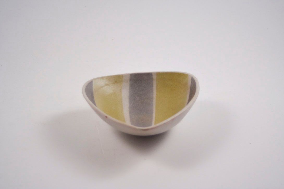 Foto Trianglar Bowl, Pale Yellow and Purple-Grey Stripes, 1959