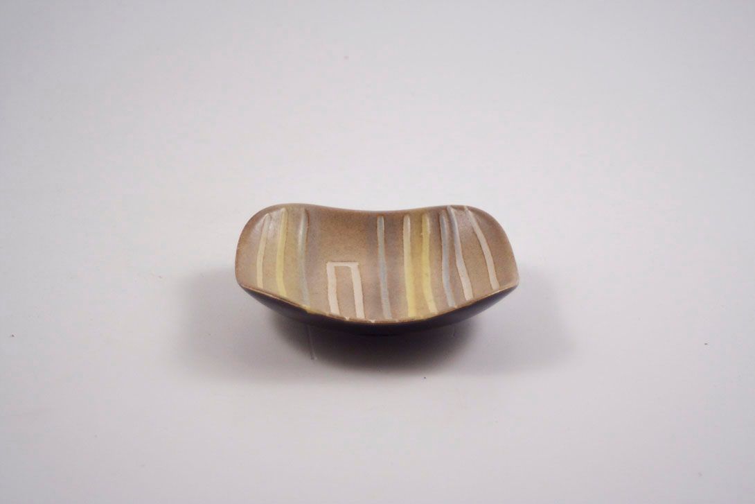 Foto Small Ceramic Bowl, Square Shape, warm earthy toned Stripes, 1957