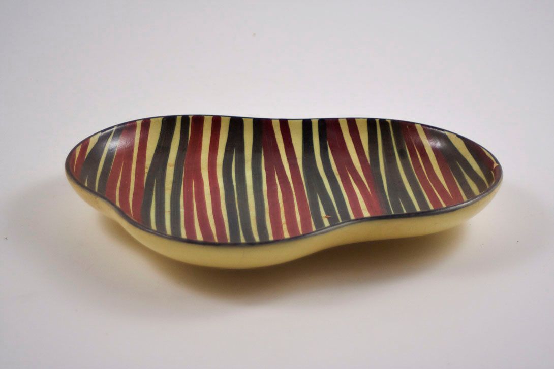Foto Cloud Shaped Ceramic Bowl, Pale Yellow, Black and Red Zebra Stripes, 1962