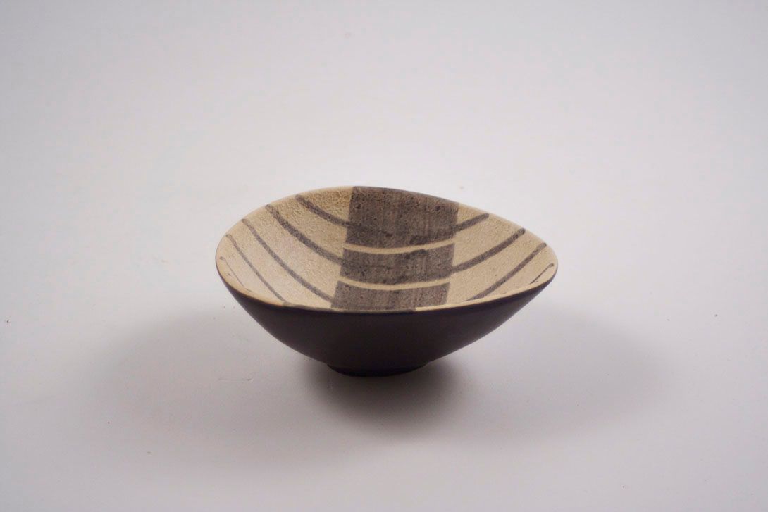 Foto Small Ceramic Bowl, Triangular Shape with round Base, Beige and Brown, 1964